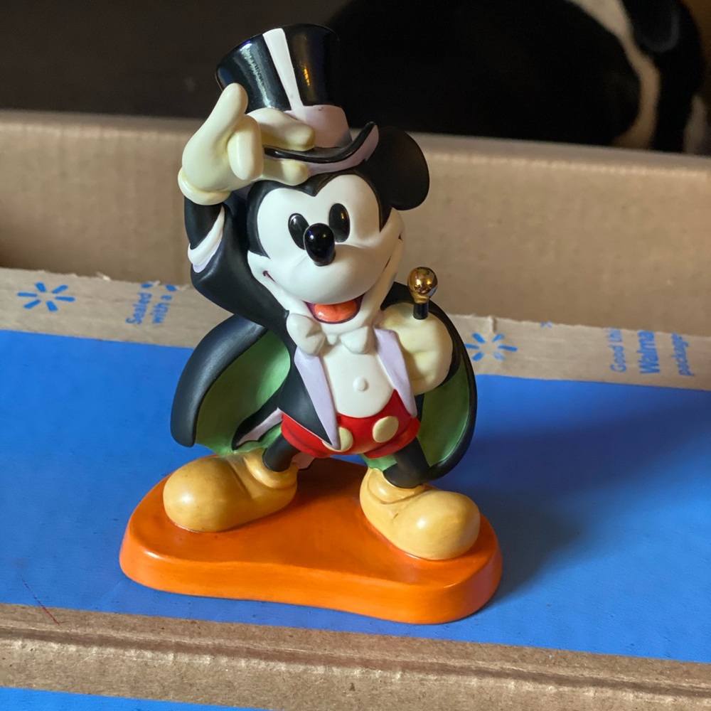🆕 Disney Mickey Mouse figurine